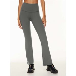 Aritizia | TnAction™ Cheeky Flare Hi-Rise Legging in Coal Grey Size Small